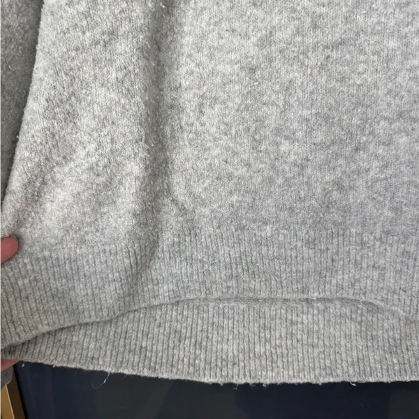 H&M Women’s Gray Sweater Size Medium - Image 4