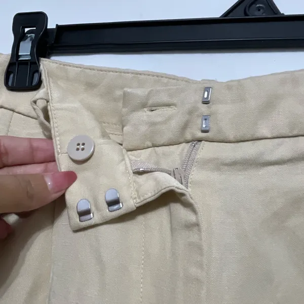 MNG Mango Shorts Beige Pleated women’s Size 38 (US 6) (A175)”✨ - Image 4