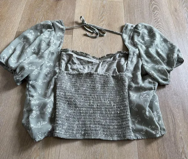 Abercrombie and Fitch Green Floral Puff Sleeve Top - Image 6
