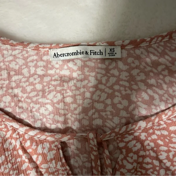 Abercrombie‎ & Fitch Pink & White Floral Keyhole Peplum Blouse Size XS - Image 4