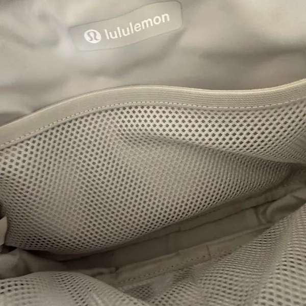 🩶  Lululemon Everywhere Belt Bag 2L — Silver Drop Bold Logo Print - Image 3