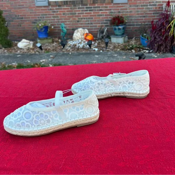 Universal Threads Women's Celia Floral Lace Mary Jane Espadrille Flat by size 6.5 - Image 4