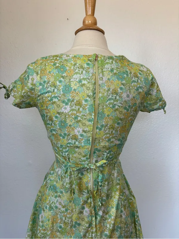 Vintage-Inspired Green Floral Fit & Flare Sweetheart Dress - Image 5