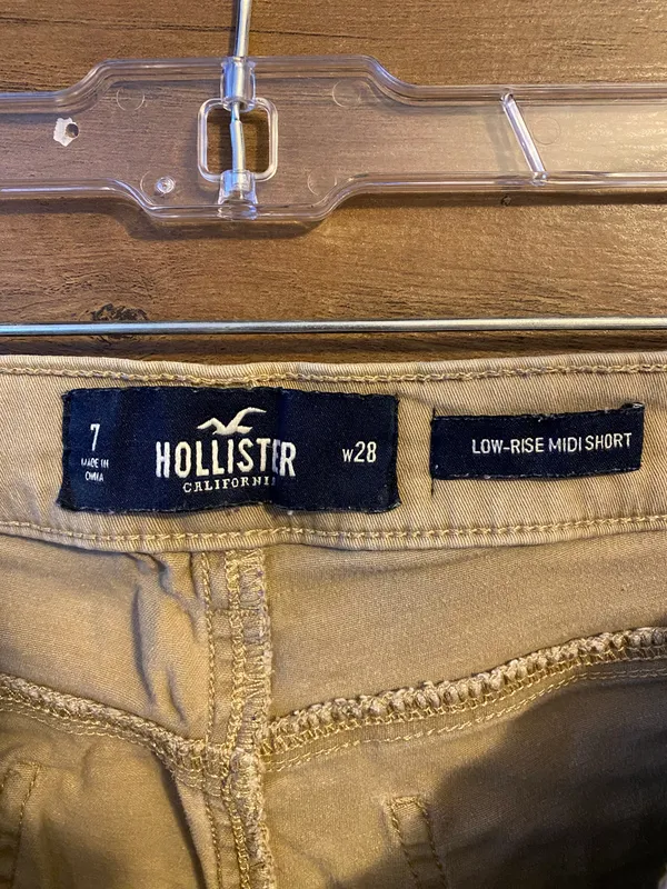 Hollister Tan Khaki Low-Rise Midi Shorts - Image 4