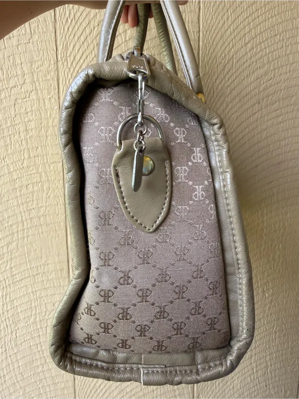 Beautiful VTG Paco Paris satchel bag in a neutral taupe - Image 7