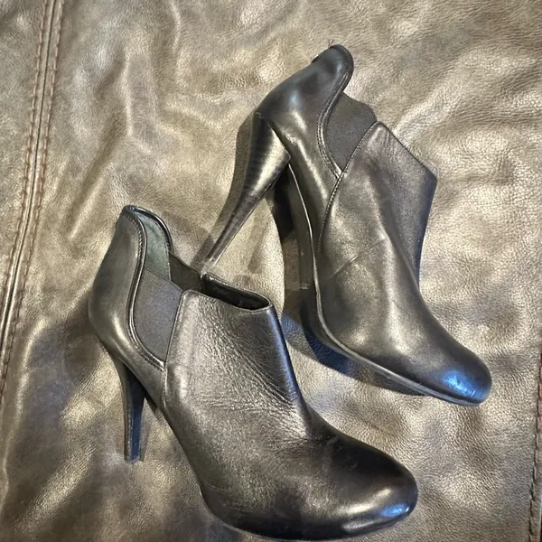 Guess black leather heal‎ booties - Image 6