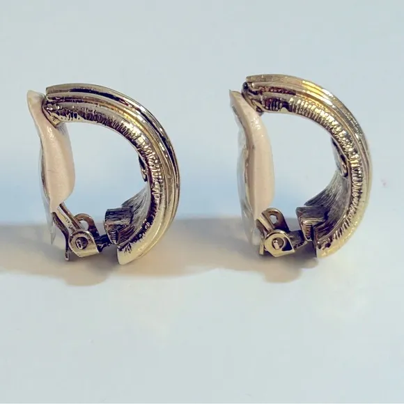 Oscar De La‎ Renta Vintage Gold Clip Earrings - Image 3