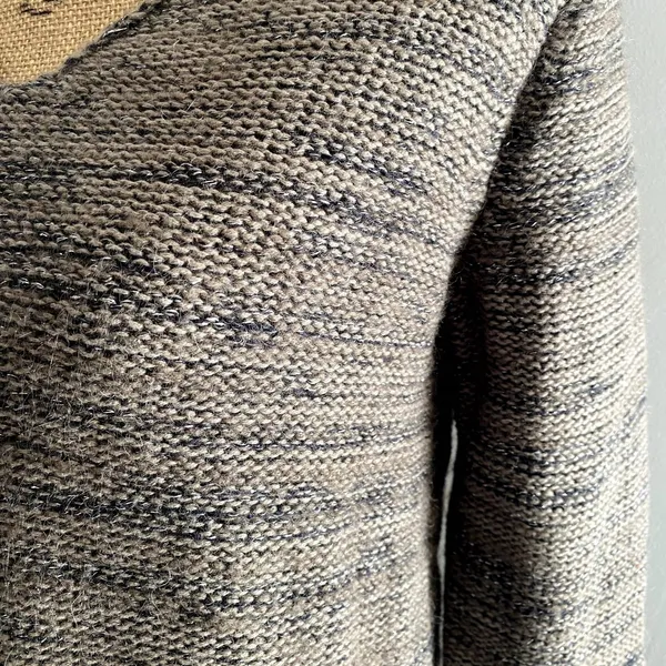GAP Women's V-Neck‎ Sweater Lurex Knit Metallic Fleck Taupe Gray Size Medium - Image 2