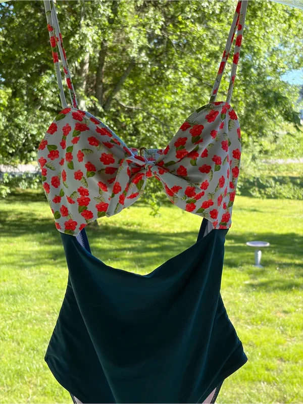 Cupshe NWOT Has Liner One Piece Cut Out Swimsuit M Cherries Travel Beach Cruise - Image 2