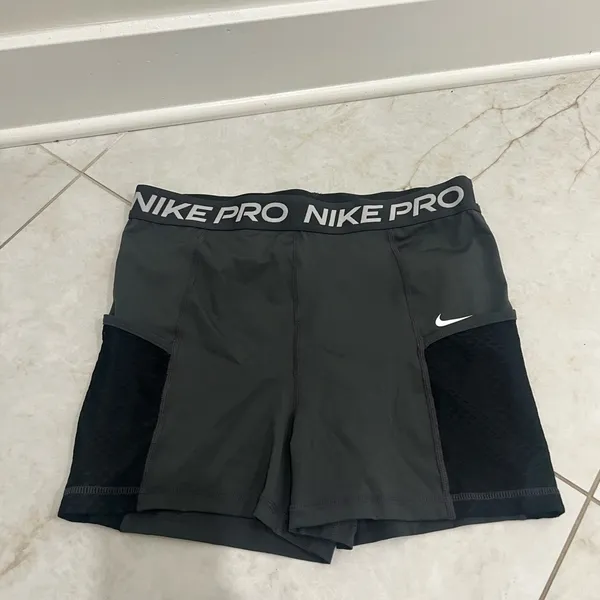 Nike Gray High Waisted 3 Inch Training Shorts Size Large - Image 2