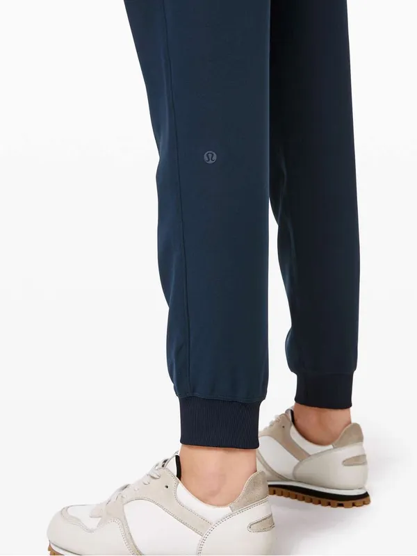 LULULEMON On The Fly Jogger in True Navy Sz. 2 - Image 4