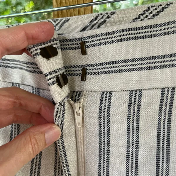 LOFT Women's White And Grey Striped Linen Blend Tapered Leg Pants Size 12 - Image 5