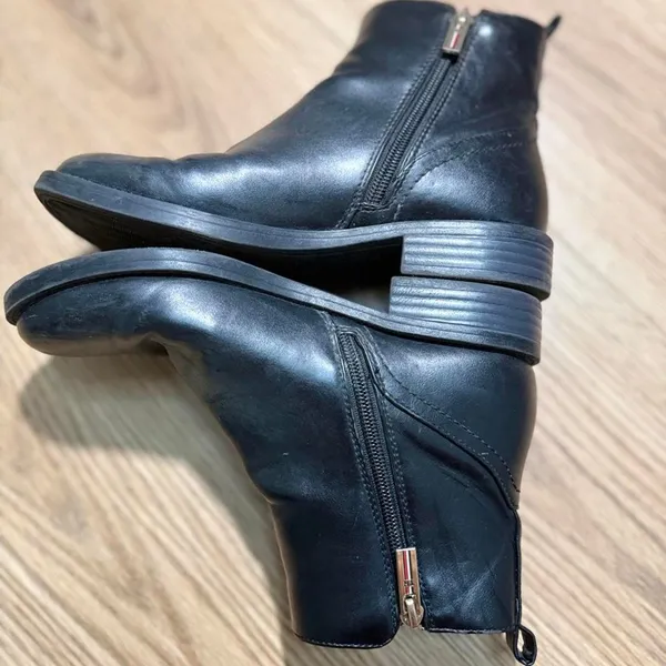 Tommy Hilfiger Black Leather Ankle Boots Gold Logo Buckle Side Zip Womens‎ 6M - Image 4
