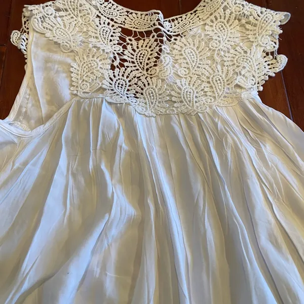 White Top with Lace Detailing Size M - Image 4