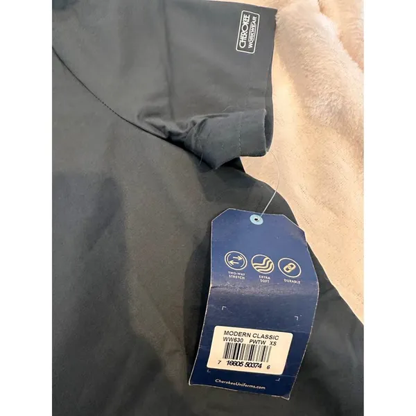NWT: Cherokee Women Workwear Core Stretch V-Neck Scrub Top‎ - Image 4