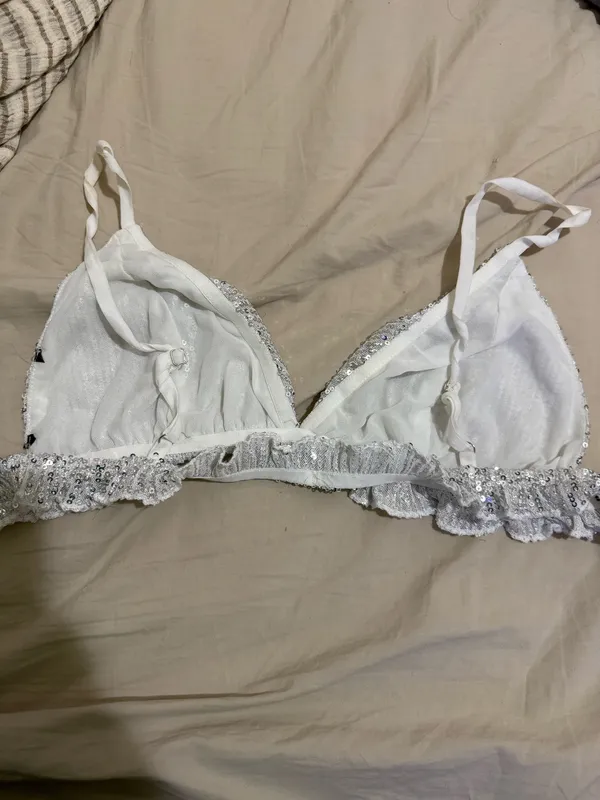 Shimmer in style with this sequin embellished silver bralette. Perfect for adding a touch of sparkle to your intimate collection. I WILL BUNDLE ON BRALETTES - Image 3