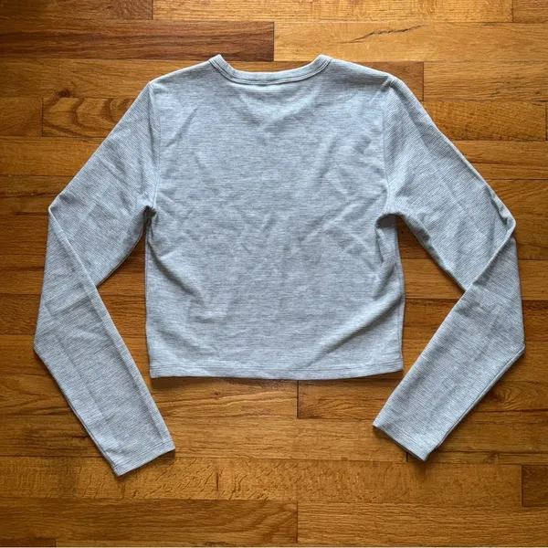 TNA‎ ARITZIA Cropped Long Sleeve Grey Waffle Weave T Shirt size Medium - Image 2