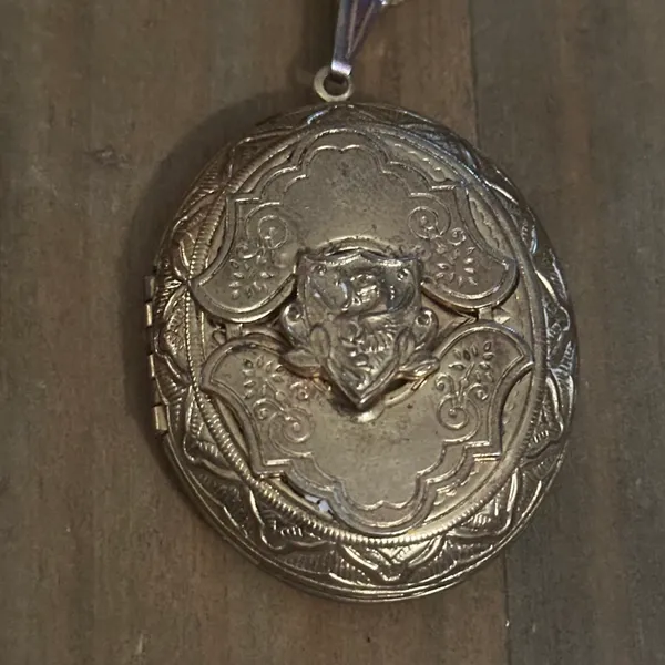 Vintage Large Locket Pendant Necklace Gold - Image 3