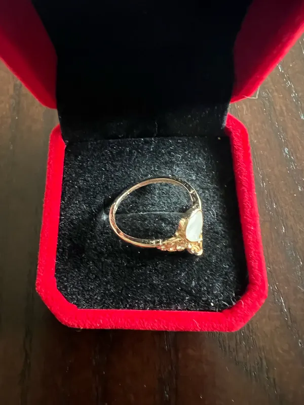 Gorgeous Golden with Gemstone Ring Size 7 - Image 3