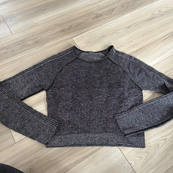 Fabletics Seamless Long Sleeve Crop Workout Top Heathered Charcoal‎ Grey Medium - Image 2