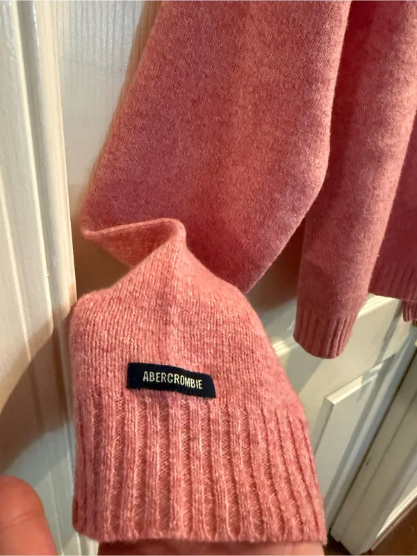 Abercrombie & Fitch Pink Cropped Turtleneck Sweater in Heathered Pink - Image 4
