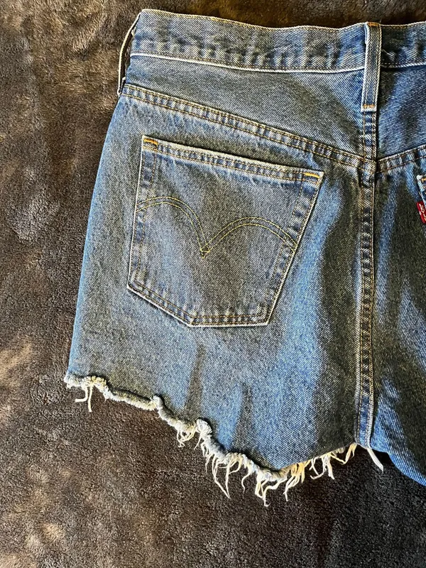 Levi’s 501 cut-off distressed button denim shorts 32 - Image 8