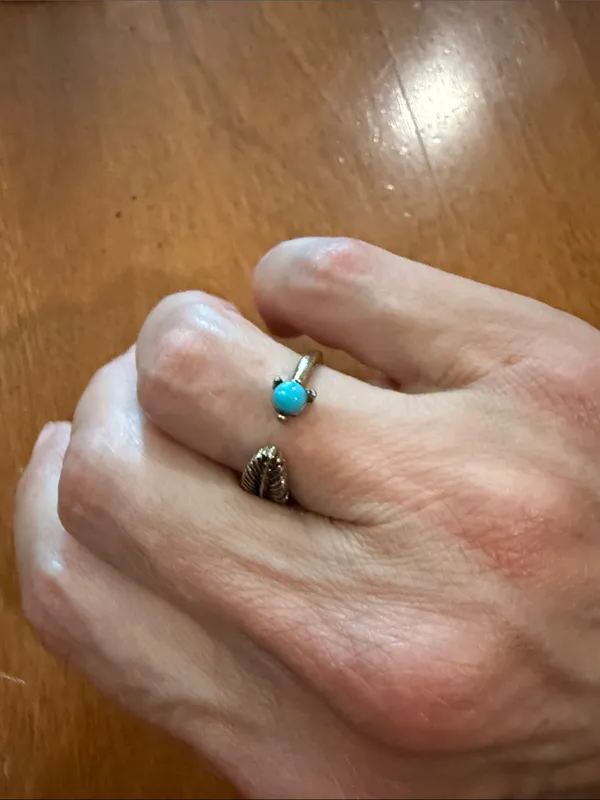 Vintage Adjustable Gold Tone Leaf and Turquoise Cabochon Ring - Image 7