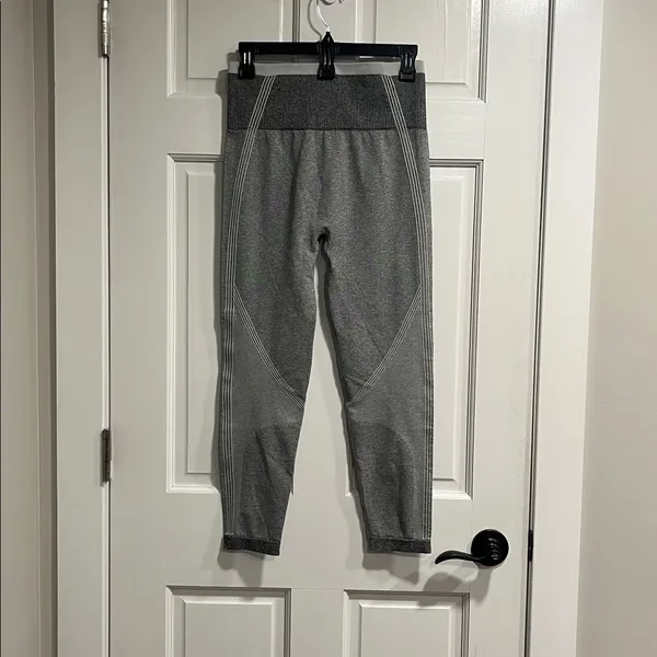 Spanx Seamless Sculpt Leggings in the color Spacedye Cloudy Grey Size Large - Image 6