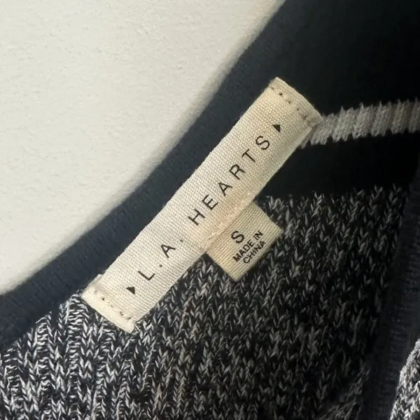 LA Hearts Cropped Striped V-Neckline Long Sleeve Shirt - Size: Small - Image 3