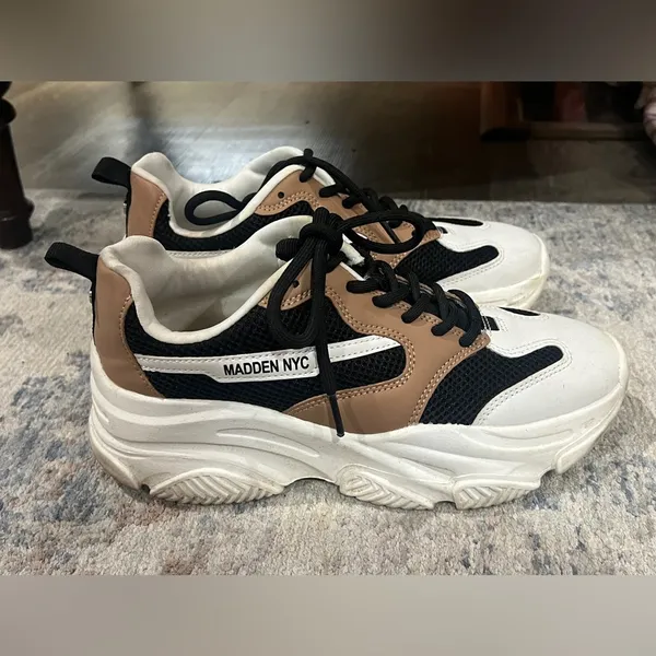 FINAL PRICE Steve Madden Stylish Black and Tan Women’s Sneakers - Image 4