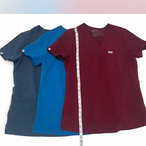 Three (3) Figs Catalina One-Pocket Scrub Top - Maroon, Blue, Charcoal. Size XS - Image 4