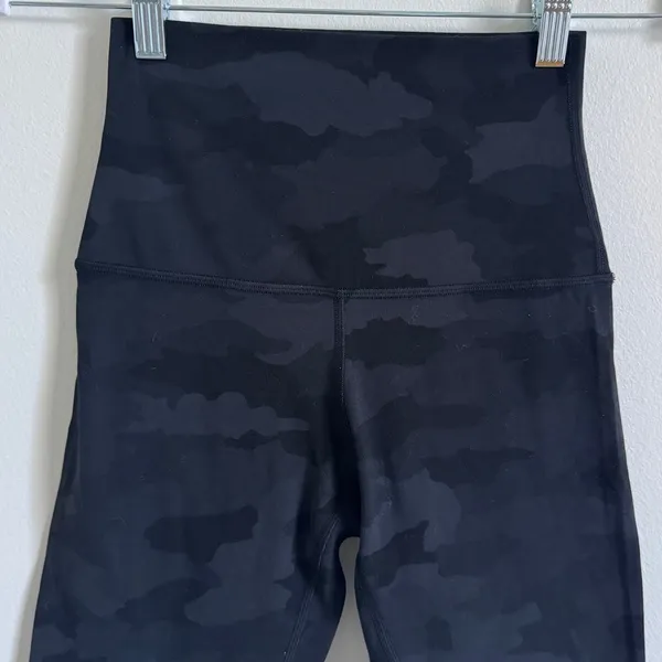 Lululemon Align Shorts Size 4 Black Gray Camo 10” - Image 3