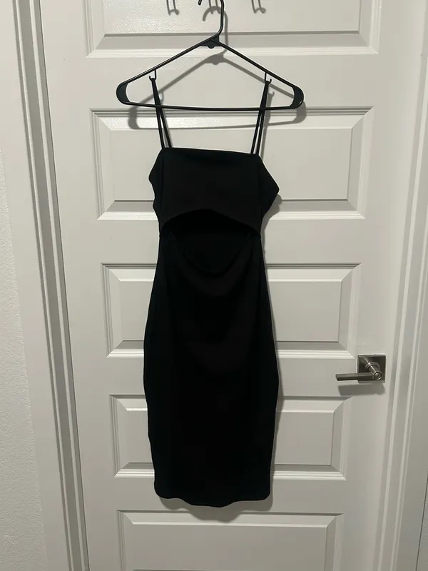 Liz and Sara Black midi dress - Image 4