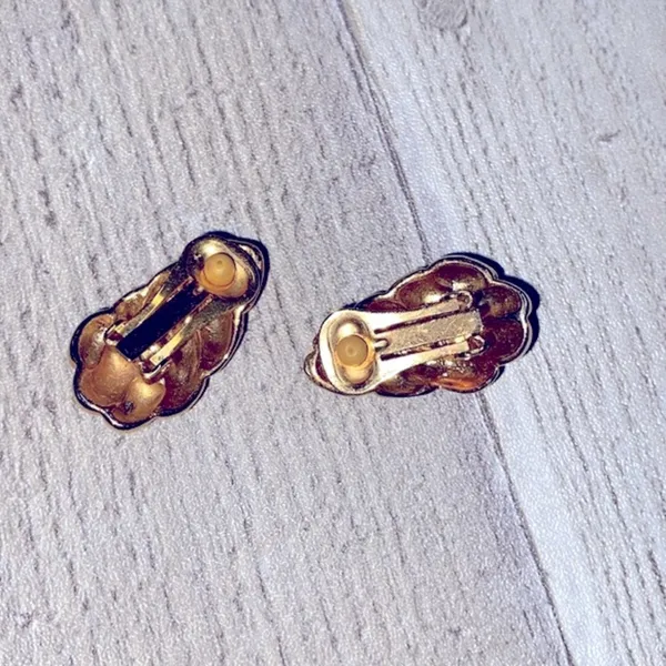 Faux gold vintage clip on earrings - Image 5