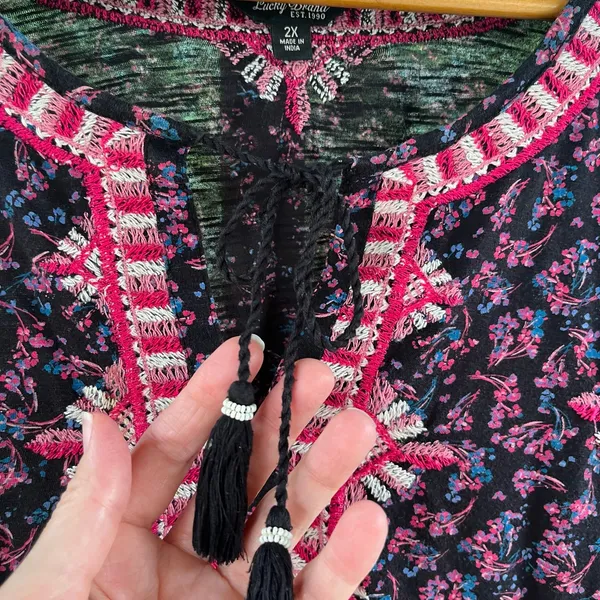 Lucky Brand Women's Black & Pink Floral Embroidered Boho Top Size 2X - Image 7