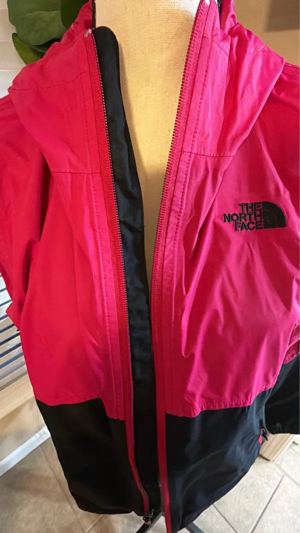 The North Face Pink & BlackThe North Face Pink & Black Hooded Windbreaker Jacket - Image 2