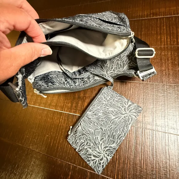 Baggallini‎ Everywhere Crossbody Bag Black Floral Nylon Travel Purse RFID Pouch - Image 4