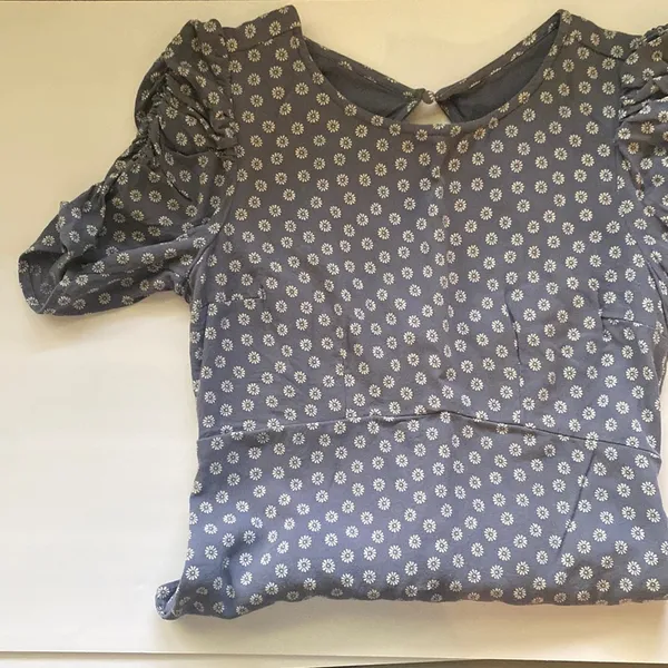 Abercrombie blue floral ruched short sleeve open back smocked blouse, size medium - Image 4