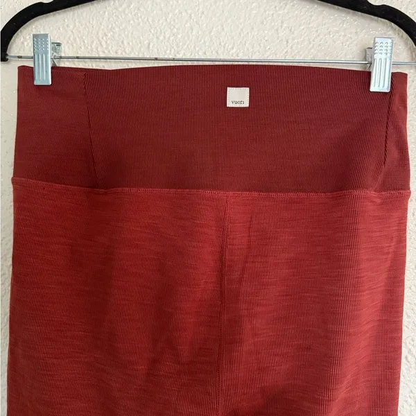 Vuori Lux Rib Studio Leggings Currant Heather burnt red color size large - Image 5