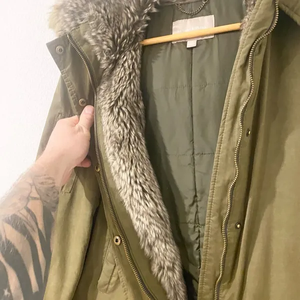 Banana Republic Women's Heavy Down Faux Fur Winter Coat - Medium - Image 3