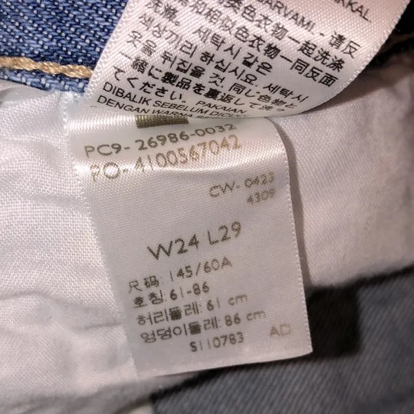 Levi’s high waisted MOM jeans distressed size 24 - Image 6