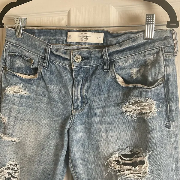 Abercrombie & Fitch Mid Rise Distressed Denim Bermuda Shorts Size 6 / 28 - Image 4