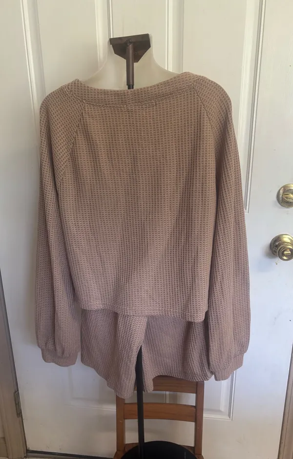 XL Yibock (Amazon) beige 2 Piece Loungewear/Pajama long sleeve/short set - Image 2