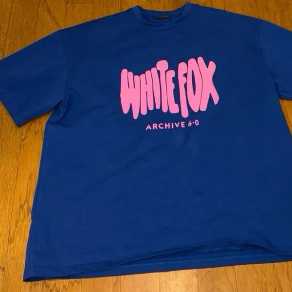Brand New White Fox Archive 6.0 Oversized Tee in Blueberry & neon pink Size M/L - Image 10