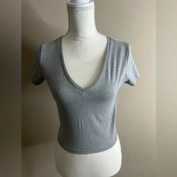 NWT wild fable gray crop t shirt medium - Image 3