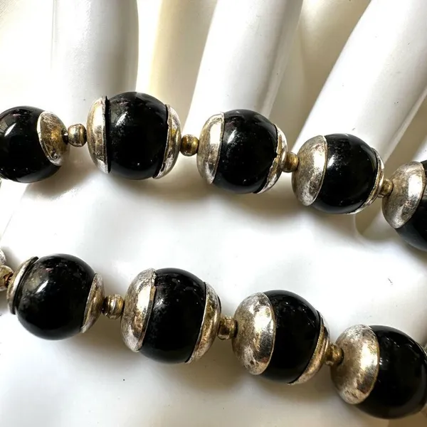 Black and silver tone beaded necklace - Image 9