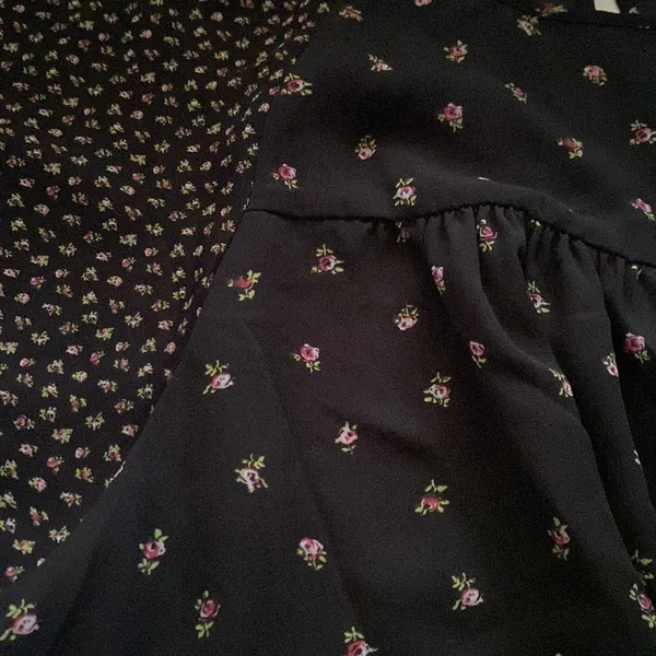 Gap pink rose bud black swing blouse, size large - Image 6