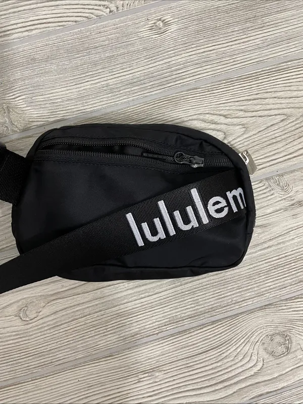 Lululemon Everywhere Belt Bag 1L - Image 4