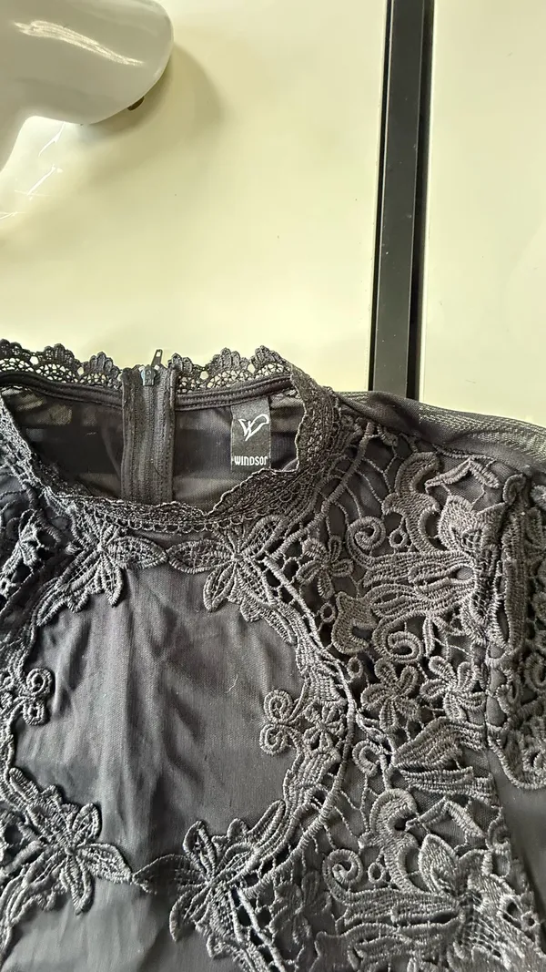 Windsor Black Lace Overlay Long Sleeve Mesh Crop Top - Size Small - Image 9