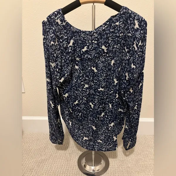 Hinge Navy‎ and White Horse Print Blouse - size S - Image 2